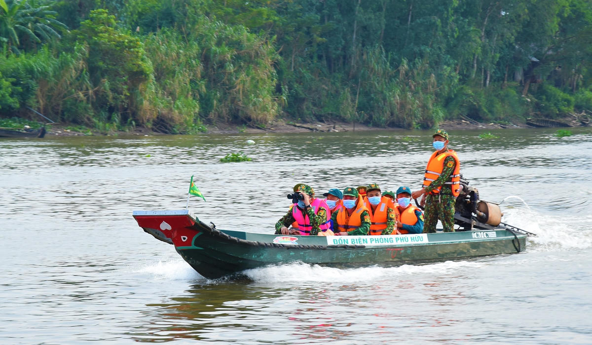 Đặc điểm địa hình ở biên giới Tây nam sông ngòi chằng chịt các cán bộ, chiến sĩ phải sử dụng tàu để tuần tra trên sông.