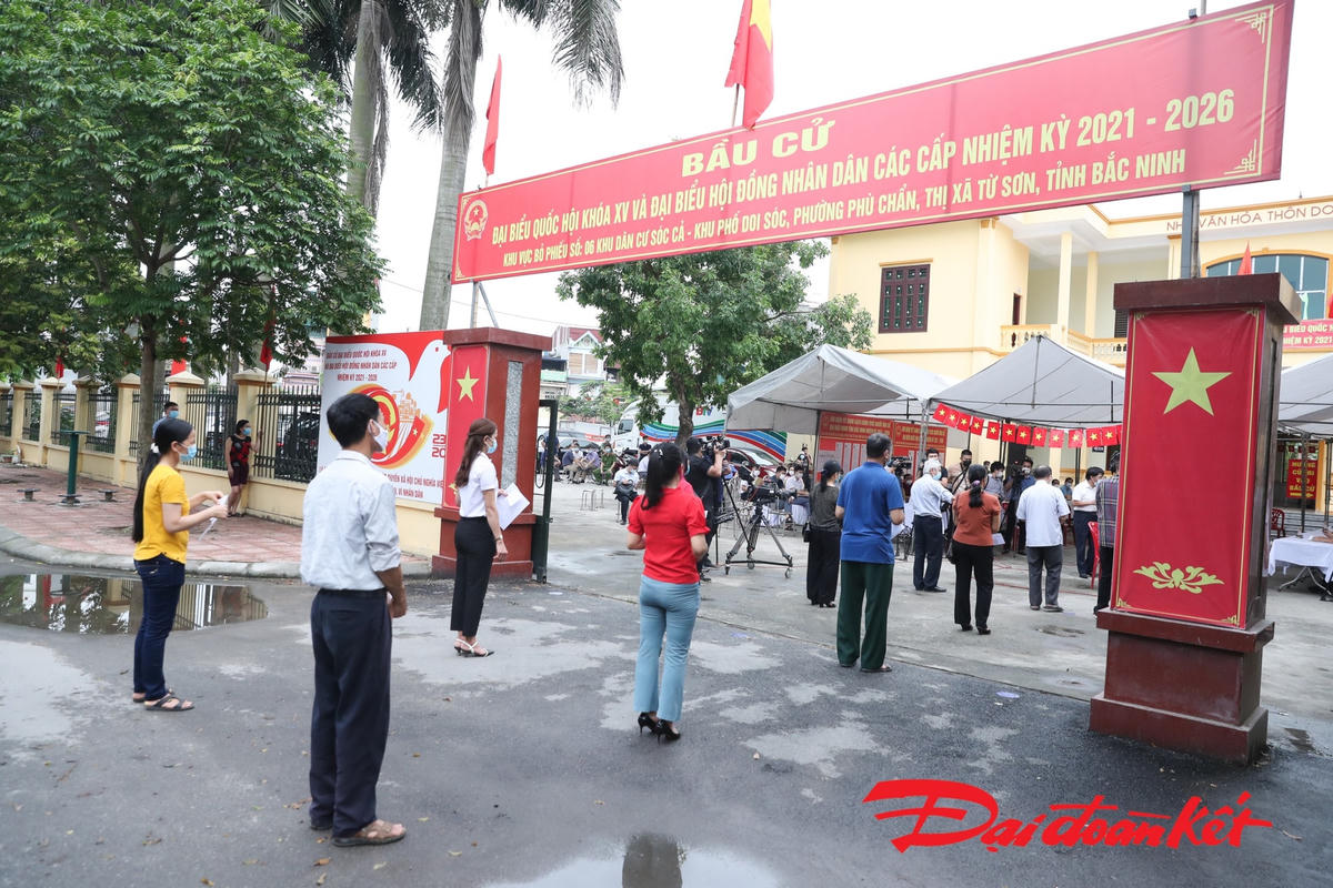 Các cử tri thực hiện xếp hàng đảm bảo khoảng cách tối thiểu. Ảnh: Quang Vinh. 