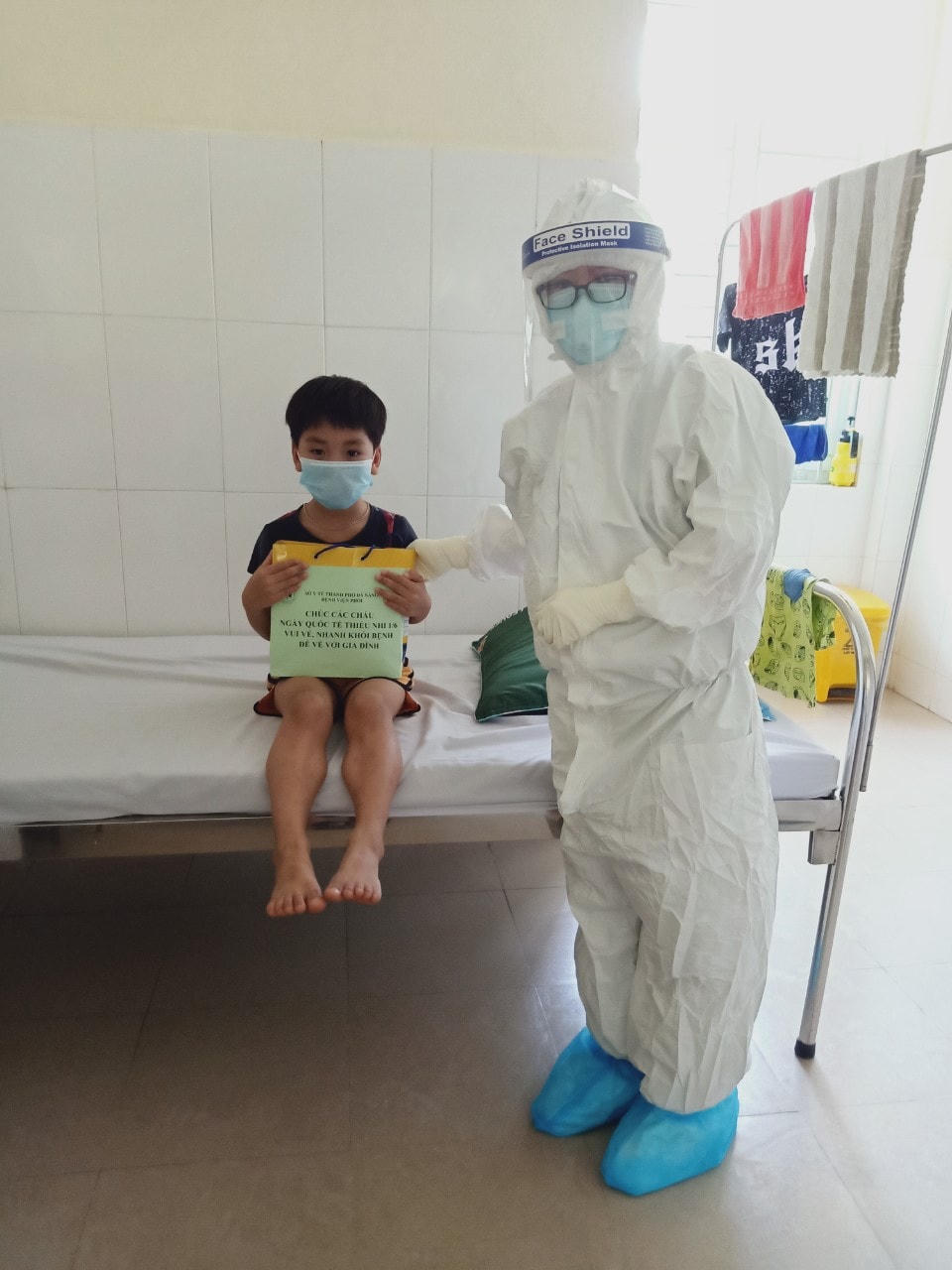 Bệnh viện phổi Đà Nẵng trao quà nhân ngày Quốc tế thiếu nhi 1-6 cho BN Covid-19 là trẻ em đang điều trị ở bệnh viện. Ảnh Bệnh viện phổi Đà Nẵng cung cấp.