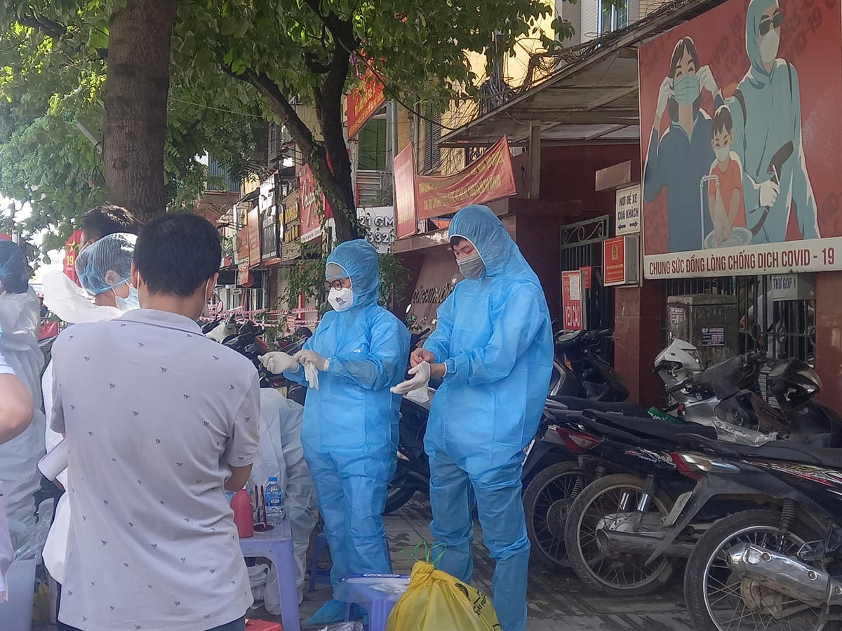[ẢNH] Kiểm soát chặt, tiếp tục lấy mẫu xét nghiệm tại ngõ 328 và 330 Nguyễn Trãi