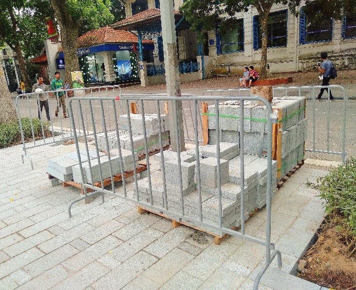Cận cảnh viên đá granite hình chữ nhật được dùng để thi công phía ngoài vỉa hè