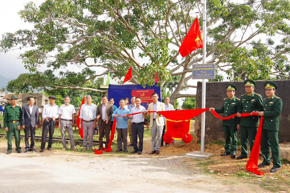 Khánh thành công trình “Ánh sáng vùng biên” ở thôn Nam Lãnh, xã Quảng Phú (Quảng Trạch, Quảng Bình).
