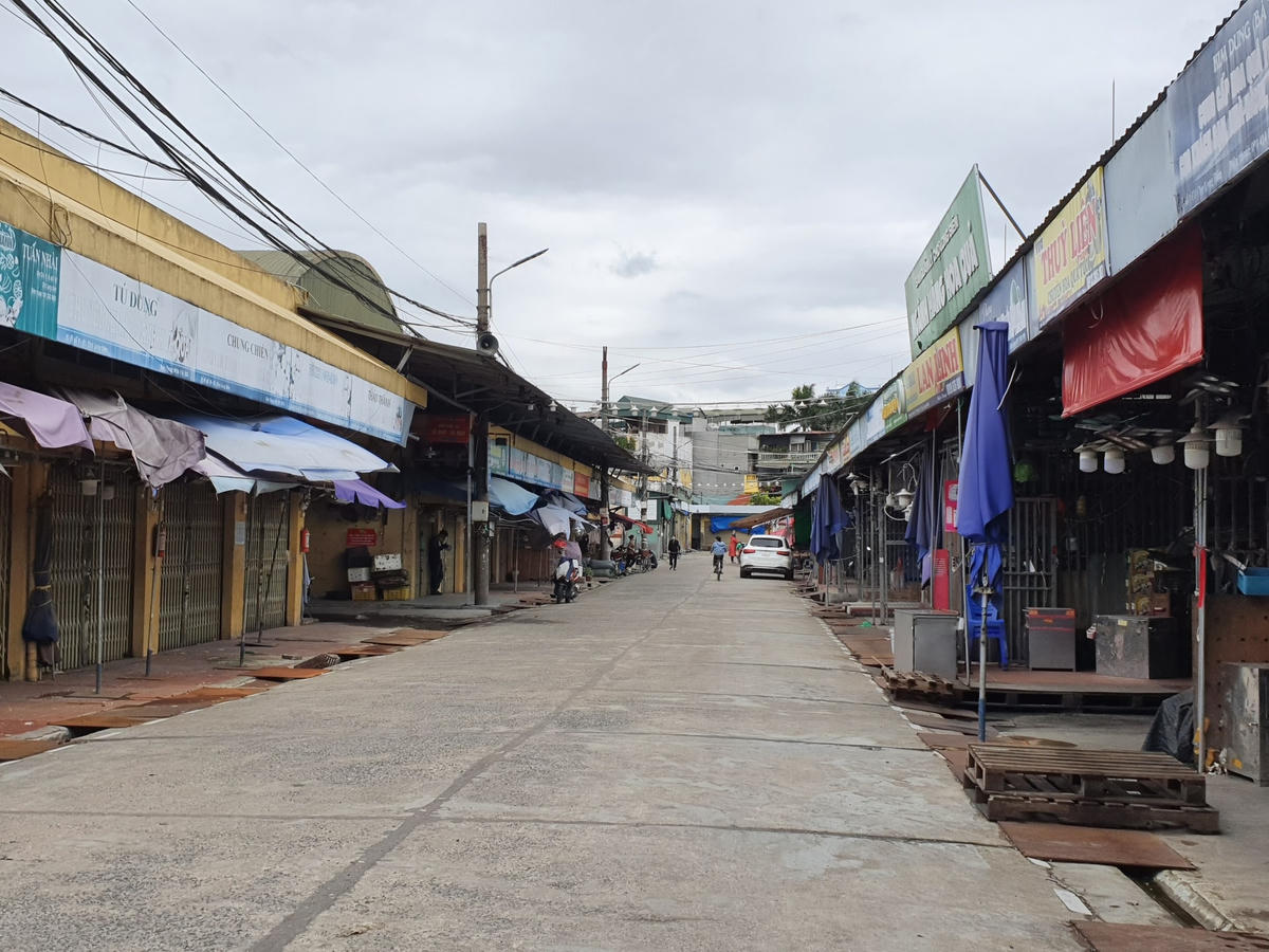 Cảnh tượng vắng vẻ, đìu hiu trái ngược hẳn với sự tấp nập trước đây.