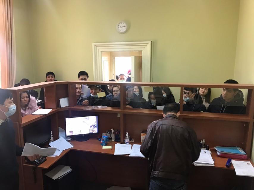 Đại sứ quán Việt Nam tại Romania giải quyết giấy tờ, thủ tục pháp lý cho bà con.