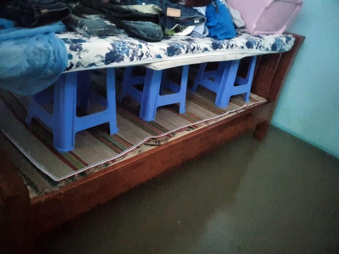 Người dân kê dọn đồ đạc, chuyển đến nhà người thân để tránh lũ. Ảnh: Thanh niên.