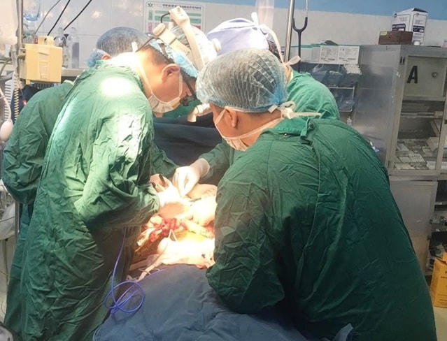 Các bác sĩ phẫu thuật cho bệnh nhi.