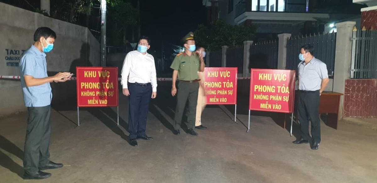 Lực lượng chức năng Bà Rịa – Vũng Tàu phong tỏa khu vực có ca nhiễm Covid-19 ngay trong đêm (ảnh; Báo BR-VT).