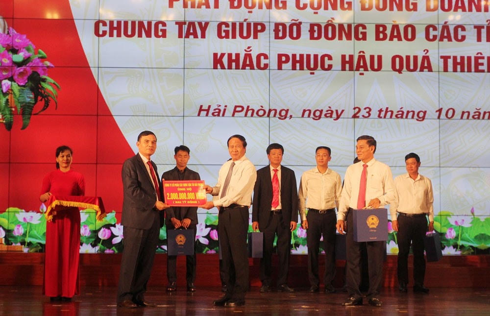 Lãnh đạo thành phố Hải Phòng tiếp nhận ủng hộ của doanh nghiệp.
