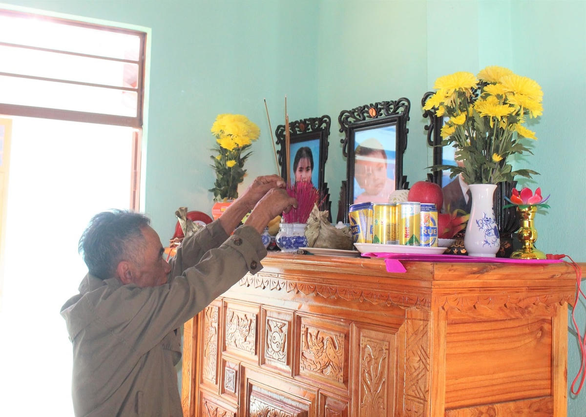 Ông Hồ Văn Đề thắp hương cho tổ tiên và người thân gia đình mình.