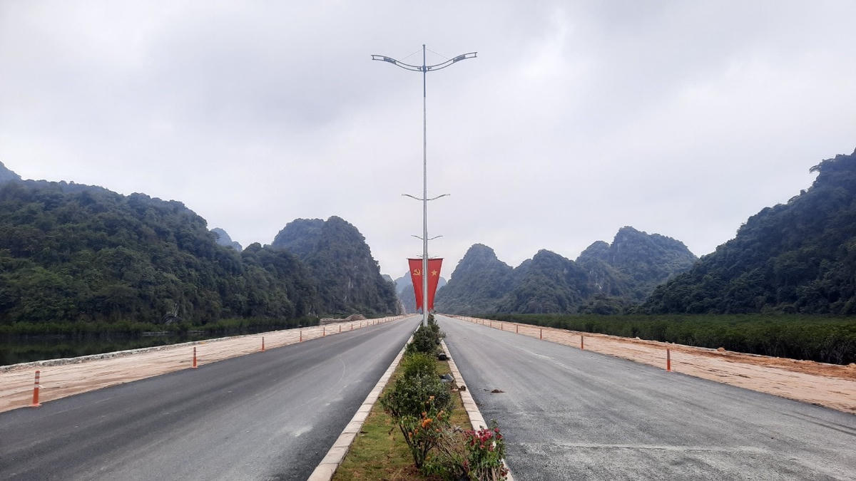 Hệ thống điện đèn đã được hoàn thiện, phục vụ chiếu sáng vào buổi tối.
