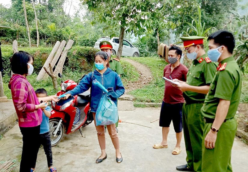 Tổ Covid cộng đồng cùng lực lượng chức năng tại Tuyên Quang tuyên truyền phòng, chống dịch. Ảnh: Minh Hoa.
