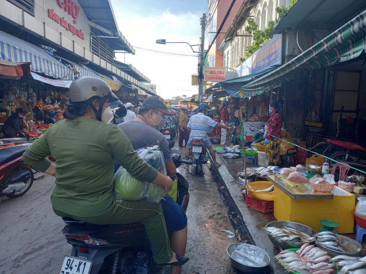 Người dân đổ xô đến các chợ mua lương thực thực phẩm tích trữ.