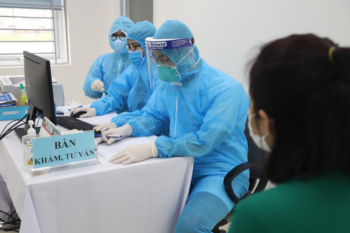 Cần khám tư vấn sàng lọc kỹ trước khi tiêm vaccine Covid-19.  