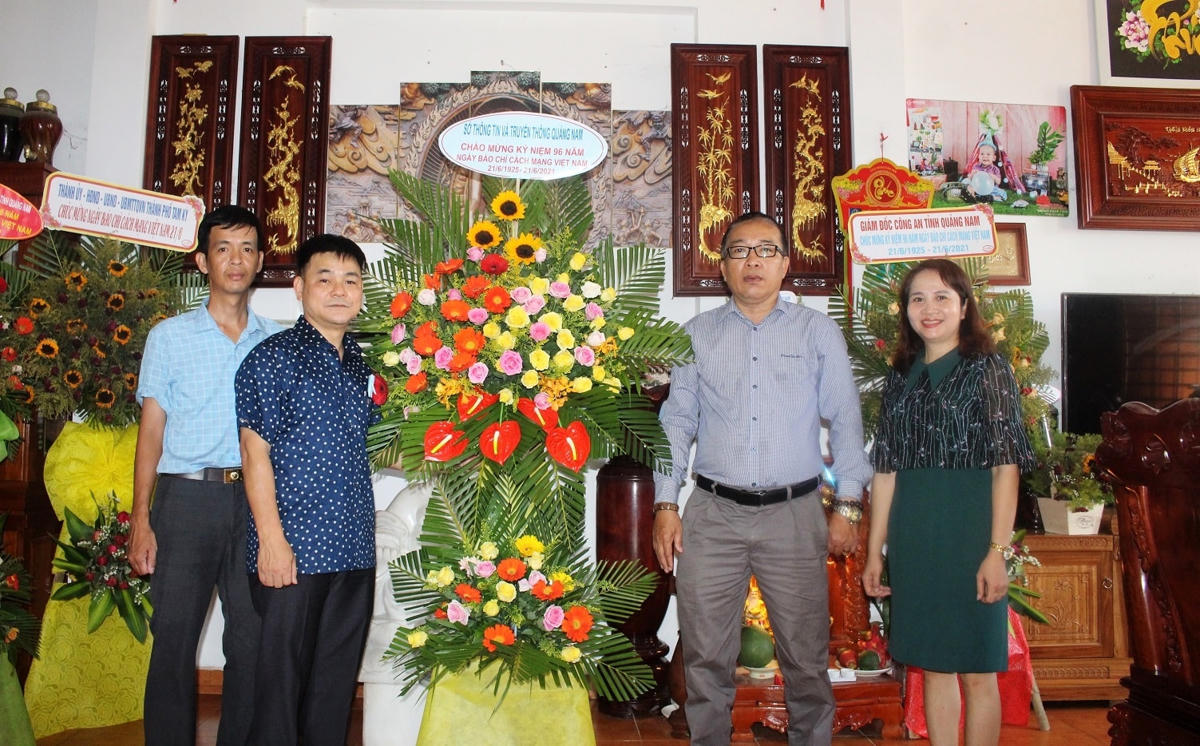 Sở TT&TT Quảng Nam chức mừng Văn phòng Báo Đại Đoàn Kết.