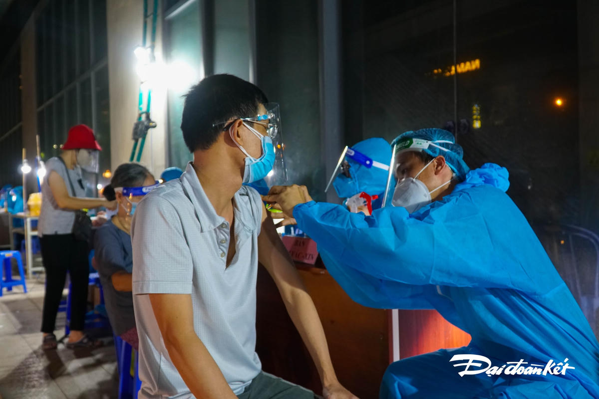 Một người dân được tiêm vaccine.