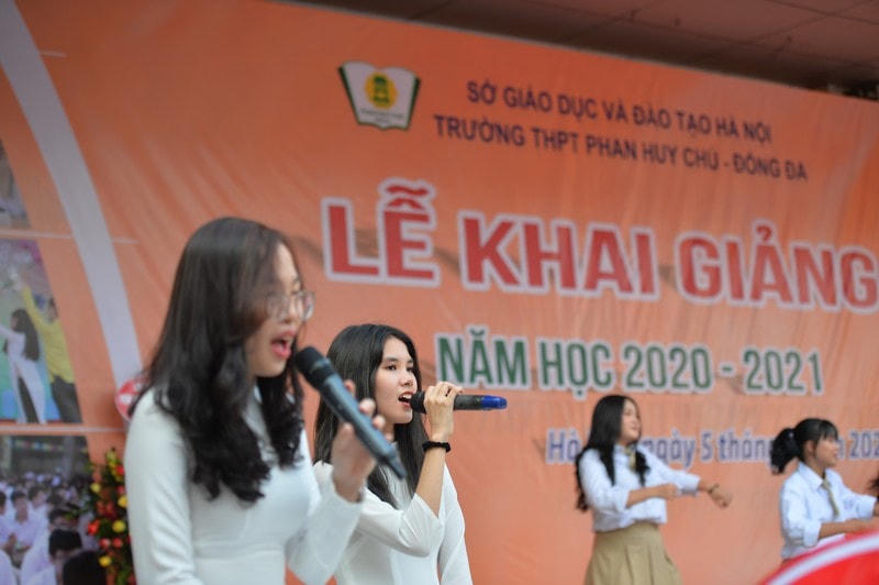 Khai giảng nhanh gọn giữa mùa Covid-19 ở ngôi trường THPT tự chủ duy nhất tại Hà Nội