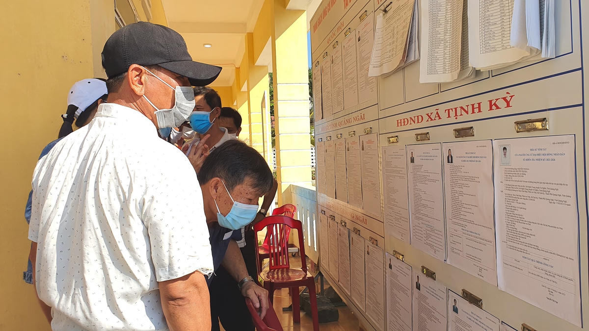 Người dân thôn An Vĩnh tìm hiểu thông tin các ứng cử viên.