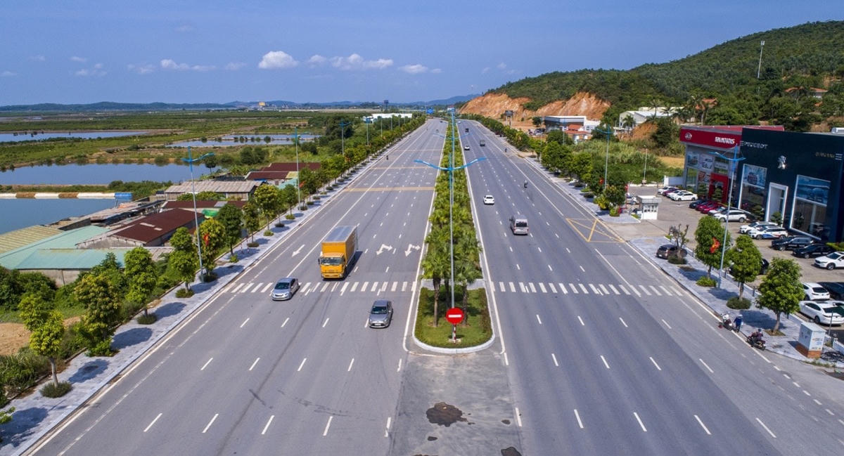 Tuyến đường rộng và hiện đại nhất tỉnh Quảng Ninh với tổng mức đầu tư hơn 500 tỷ đồng, dài 5,14 km, rộng 54,5 m và gồm 10 làn xe. Ảnh: Quốc Nam.