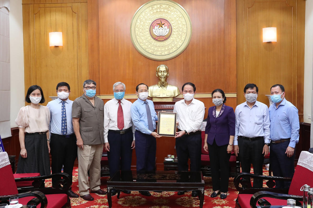 Phó Chủ tịch - Tổng Thư ký UBTƯ MTTQ Việt Nam Lê Tiến Châu trao thư cảm ơn Hội hữu nghị Campuchia - Việt Nam.