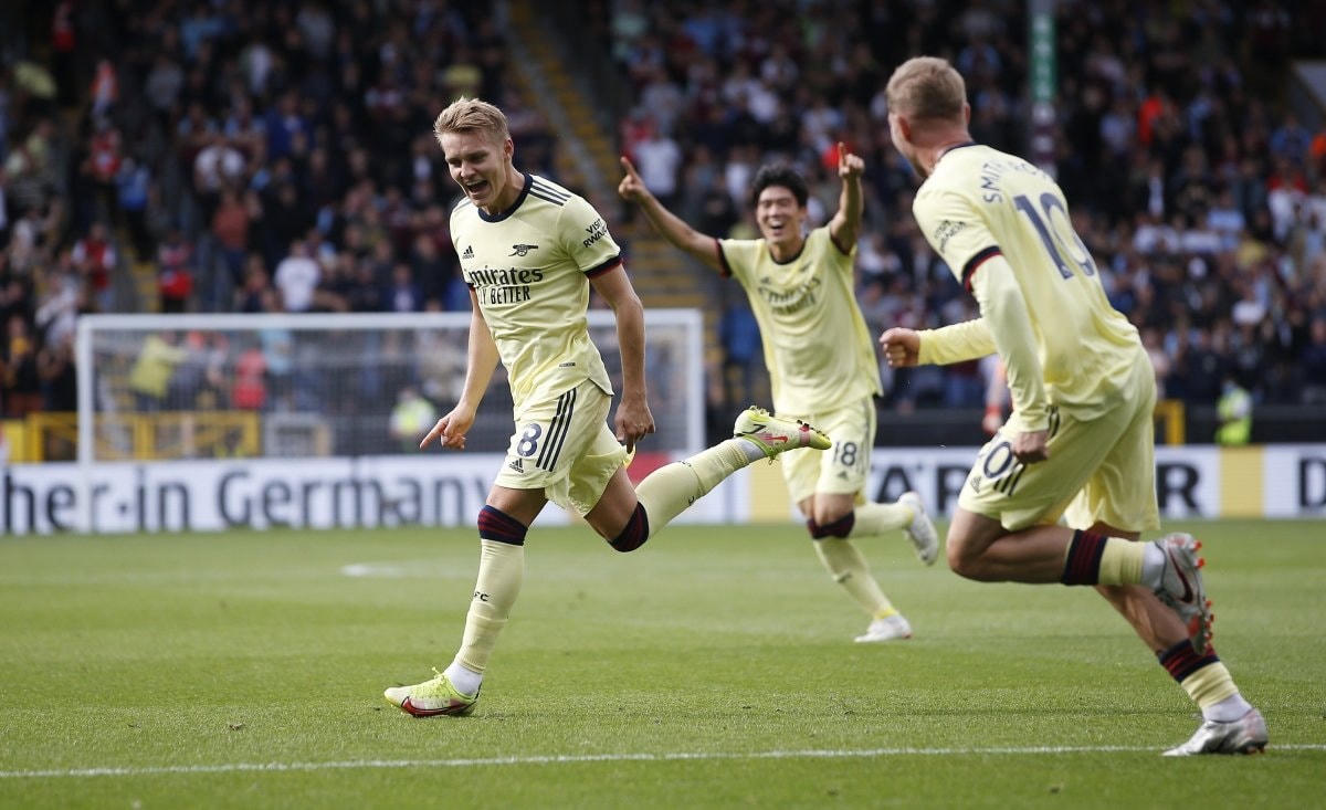 “Messi Na Uy” Odegaard lập siêu phẩm đá phạt cho Arsenal.