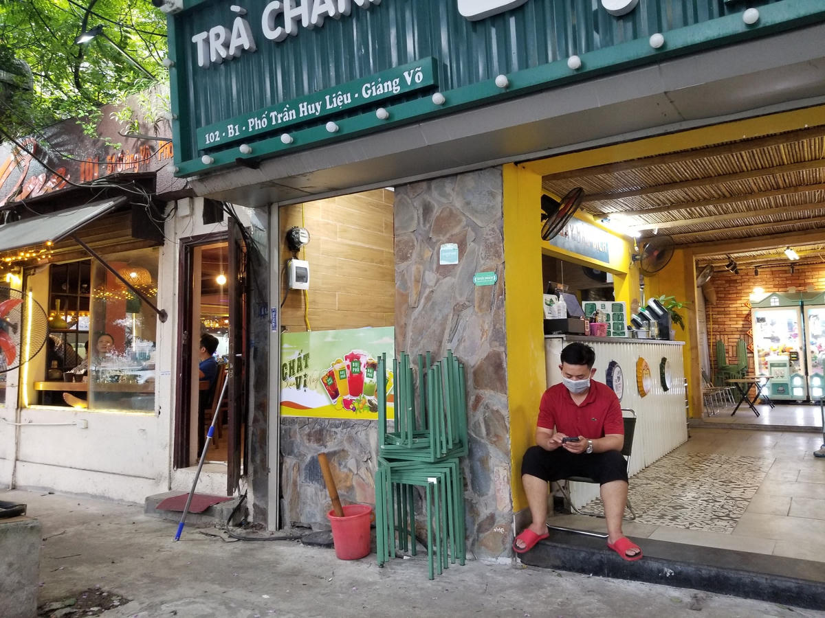 Chiều 3/5, hàng loạt quán cà phê ở Hà Nội nghiêm chỉnh đóng cửa