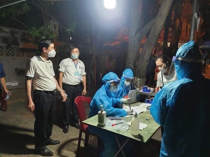 Lực lượng chức năng đang lấy mẫu xét nghiệm cho các tiểu thương Chợ đầu mối Vinh trong đêm ngày 14/8.