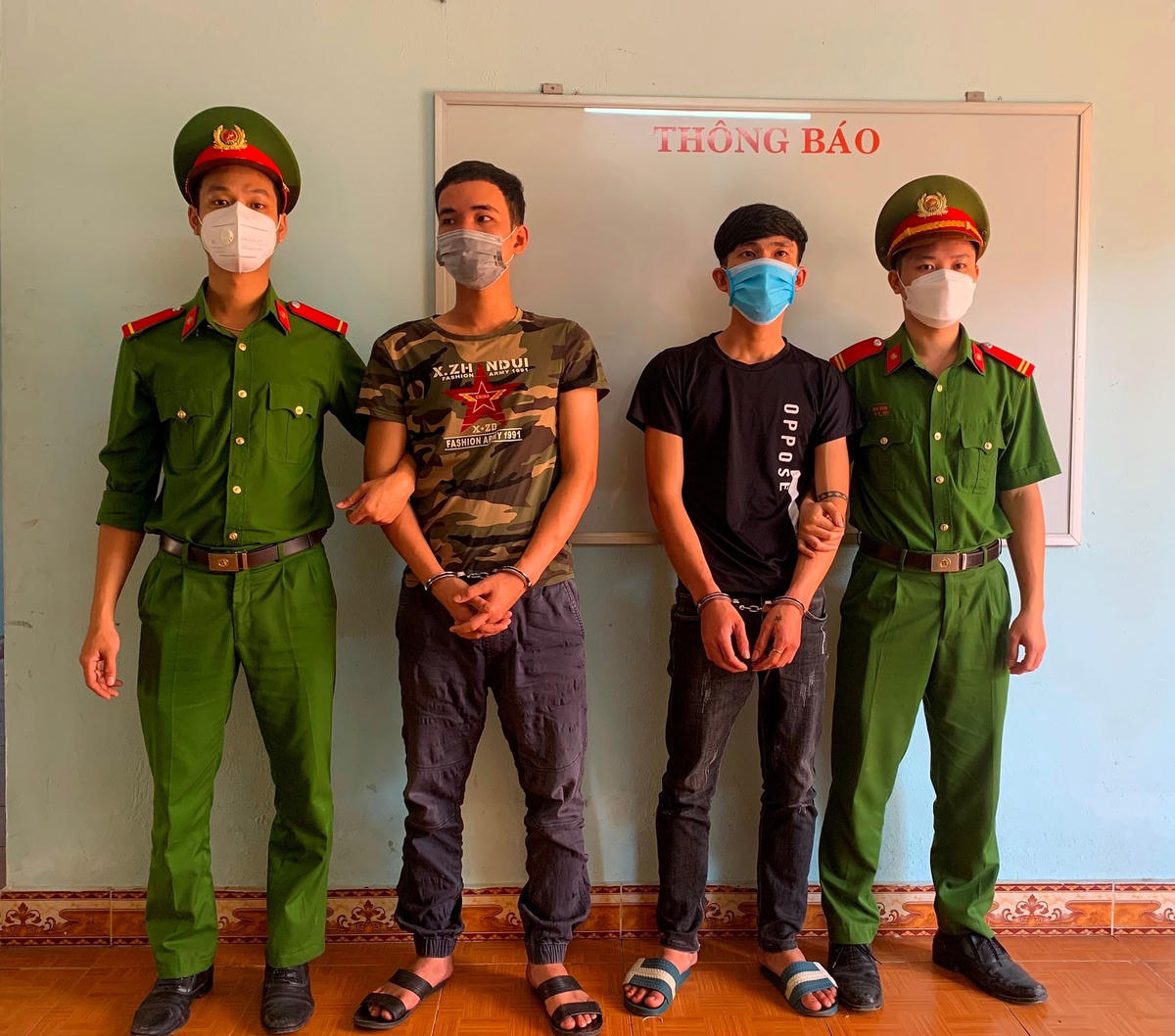 Mai Văn Huy và Thủy Thành Truyền tại cơ quan điều tra.