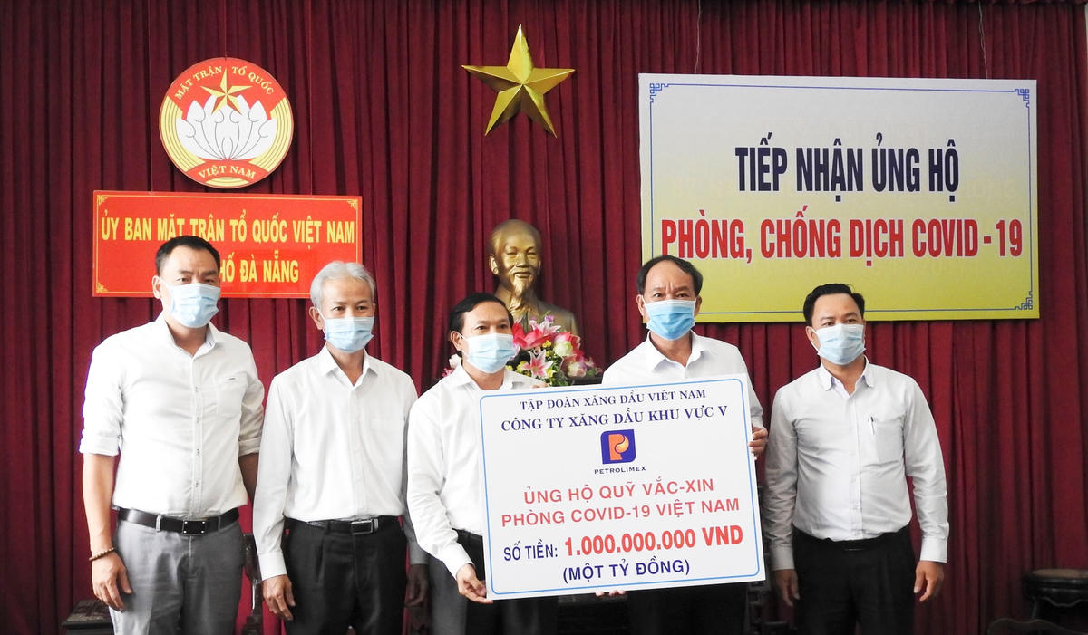 Công ty xăng dầu khu vực V, ủng hộ 1 tỷ đồng. Ảnh Thanh Tùng.