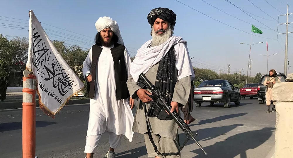 Một chiến binh Taliban cầm súng trường tấn công M16 đứng bên ngoài Bộ Nội vụ ở Kabul, Afghanistan, ngày 16/8. Ảnh: Reuters.