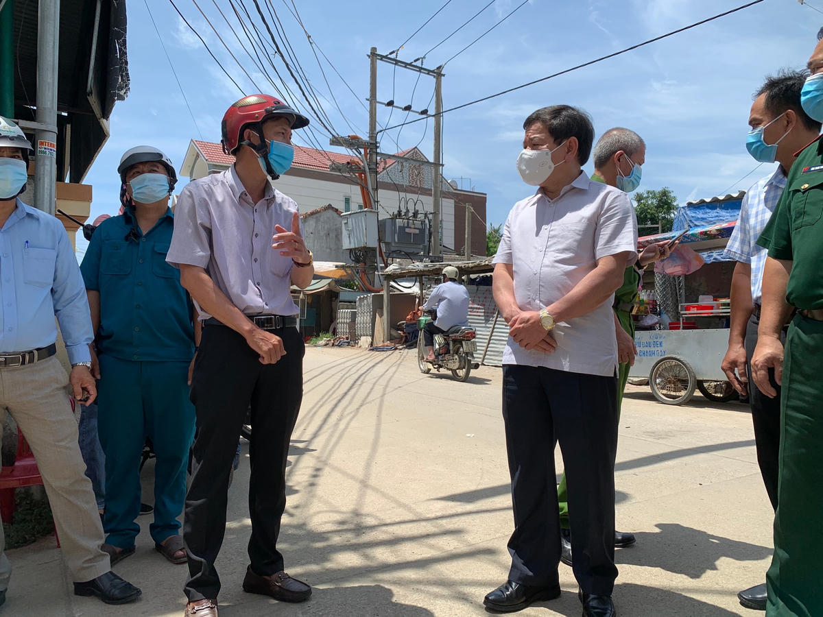 Chủ tịch UBND tỉnh Quảng Ngãi Đặng Văn Minh (ở giữa) kiểm tra công tác phòng, chống dịch Covid-19.