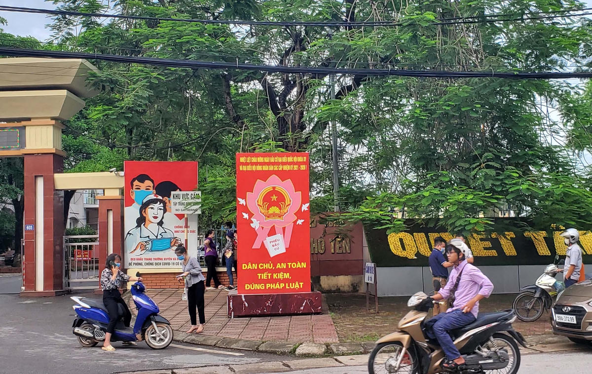 Ngay tại bên ngoài trụ sợ UBND thị xã Phổ Yên cũng có hàng chục môi giới tập trung, mồi chào khách mua các lô đất đấu giá dự án khu dân cư Hồng Tiến. "Anh có nhu cầu mua đất đấu giá cho em xin contact, bên em đang mua gom các lô đất tại đây. Ngay sau khi có báo cáo kết quả trúng đấu giá bên em có quỹ hàng sẽ liên hệ với anh để có mức giá tốt nhất ạ", một môi giới nhiệt tình mời chào.