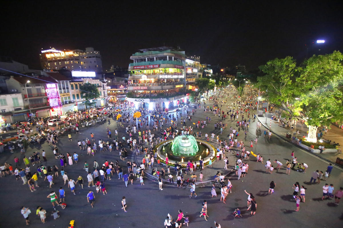 Phố đi bộ quận Hoàn Kiếm thu hút người dân, du khách.