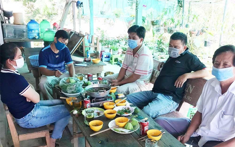 Hiệu trưởng và giáo viên tổ chức ăn nhậu trong thời gian giãn cách