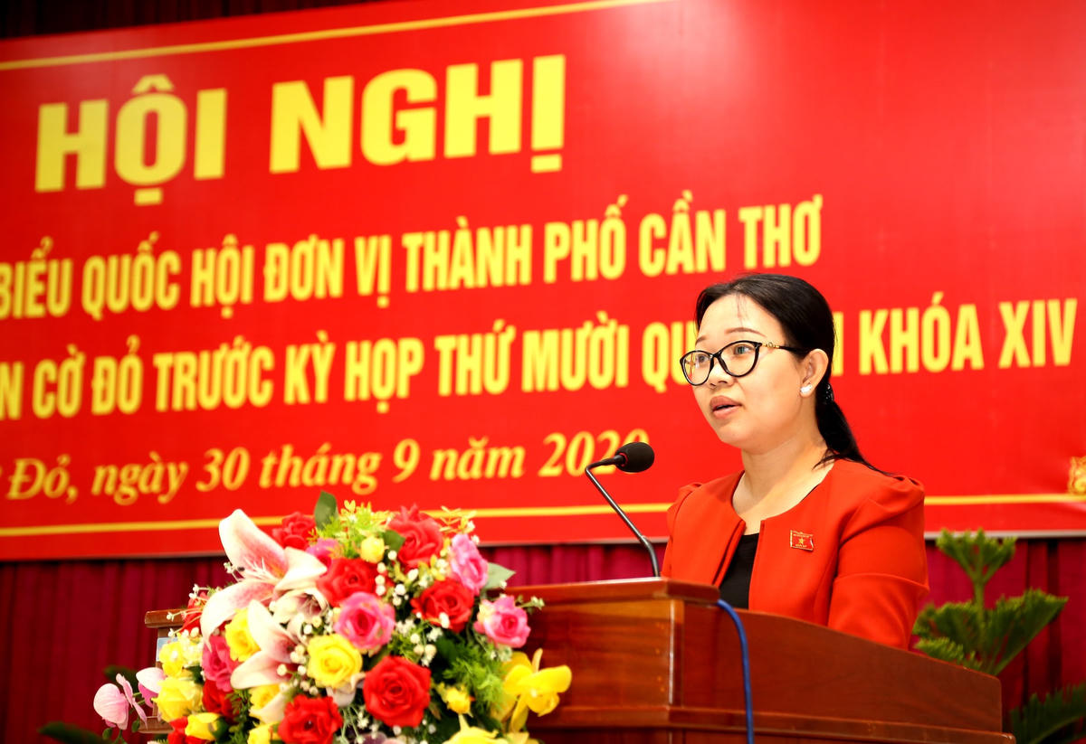 Đại biểu Trần Thị Vĩnh Nghi báo cáo với cử tri về kết quả 9 tháng của Đoàn ĐBQH.