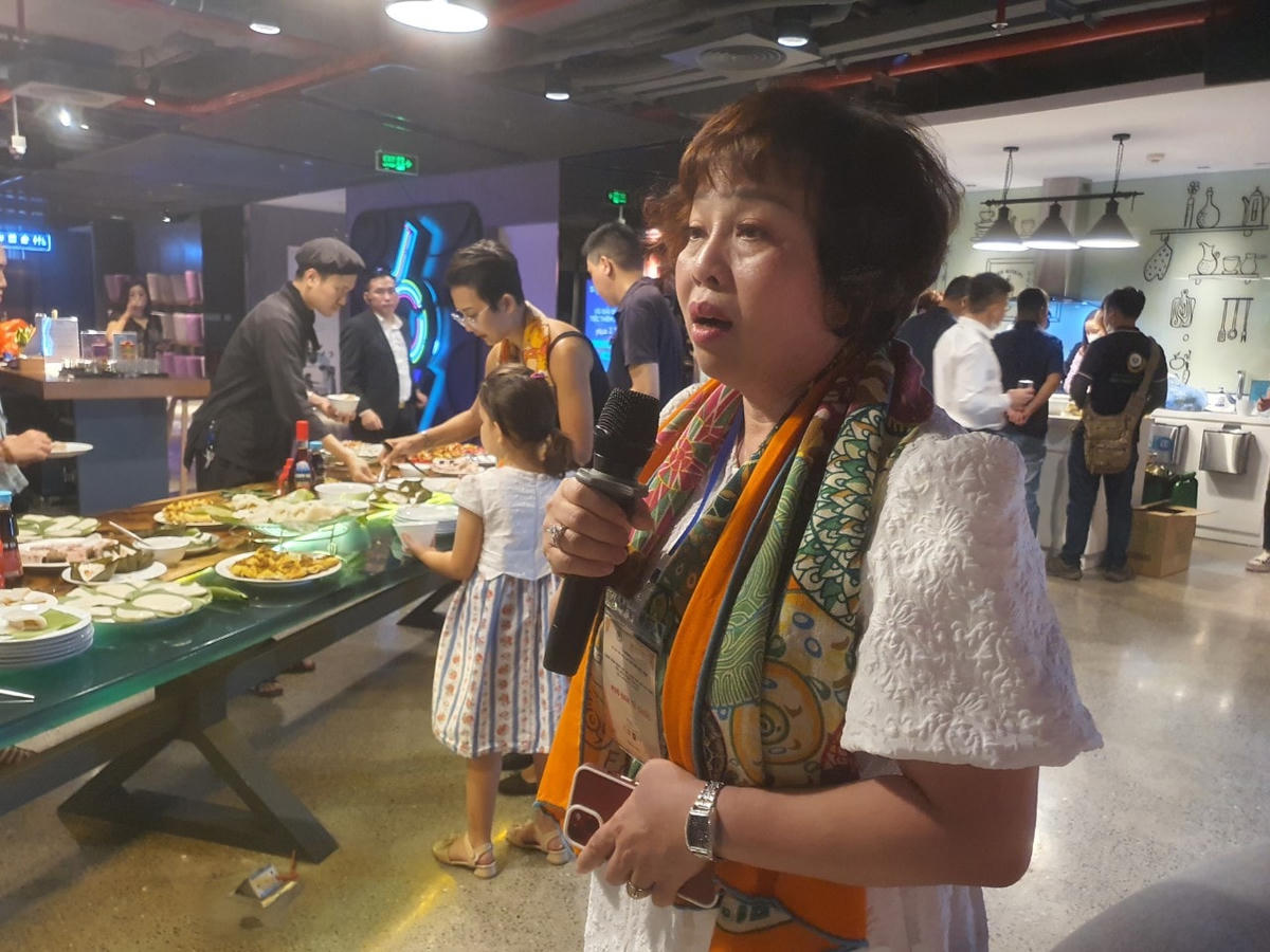 Chủ tịch Hiệp hội Văn hóa ẩm thực tỉnh Nam Định Lê Thị Thiết thuyết trình, giới thiệu về văn hóa ẩm thực Nam Định tối 24/3.