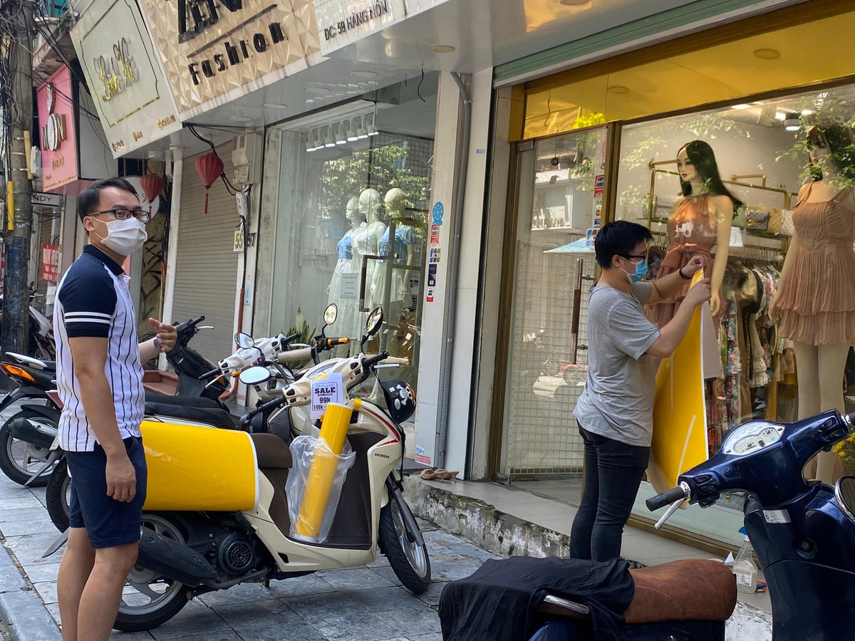 Nhiều cửa hàng đang thực hiện treo biển về chương trình giảm giá, khuyến mại.