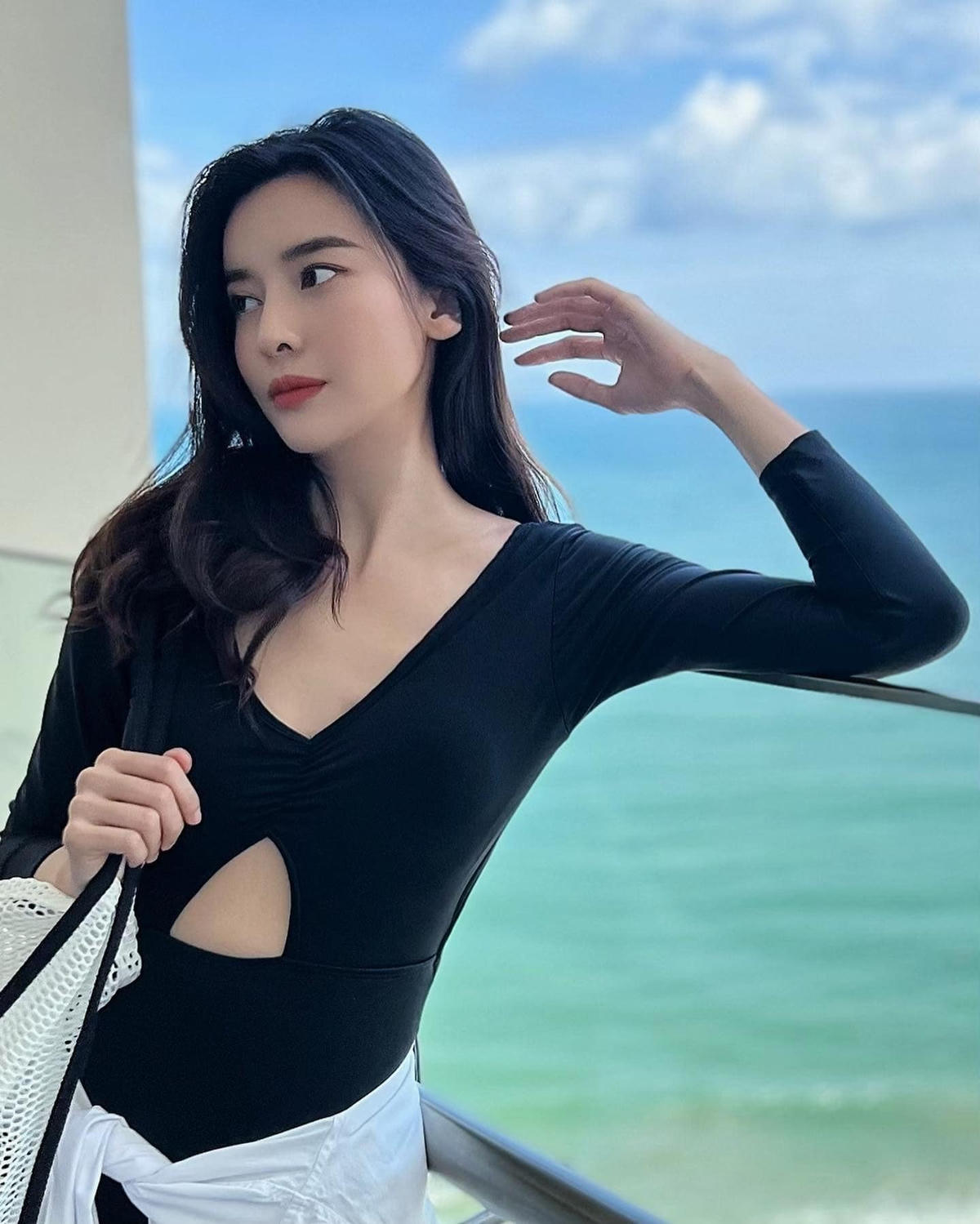 Cao Thái Hà 32 tuổi, là gương mặt trẻ nhiều triển vọng trong làng phim Việt. Sau hơn 10 năm tham gia nghệ thuật, cô ghi dấu khi góp mặt trong các bộ phim như: "Hậu duệ mặt trời" phiên bản Việt, "Bí mật Trường Sanh cung"- phiên bản Việt hóa của Diên Hi công lược hay “Tiếng sét trong mưa”, “Kiều”…