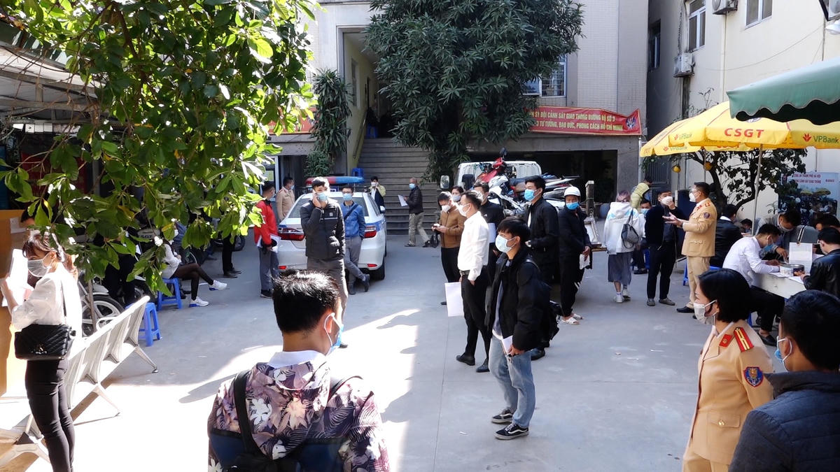 Ngày 26/11, Phó Thủ tướng Chính phủ Lê Minh Khái đã ký Nghị định số 103/2021/NĐ-CP của Chính phủ, quy định mức thu lệ phí trước bạ đối với ô tô, rơ moóc hoặc sơ mi rơ moóc được kéo bởi ô tô và các loại xe tương tự xe ô tô sản xuất, lắp ráp trong nước.