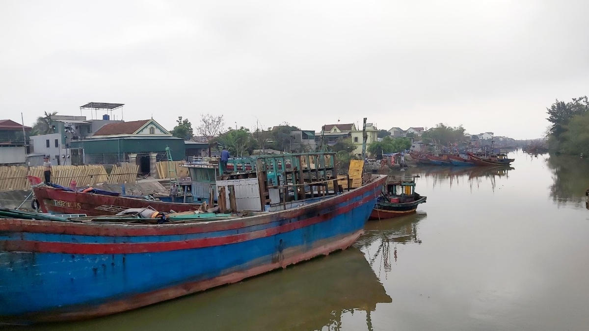 Tàu thuyền ngư dân xã Diễn Ngọc, huyện Diễn Châu nằm bờ hơn 1 tháng nay, do không kham nổi chi phí xăng dầu (Điền Bắc).