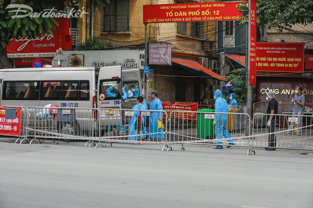 Hàng chục F1 ở ‘ổ dịch’ Thanh Xuân Trung được đưa đi cách ly tập trung