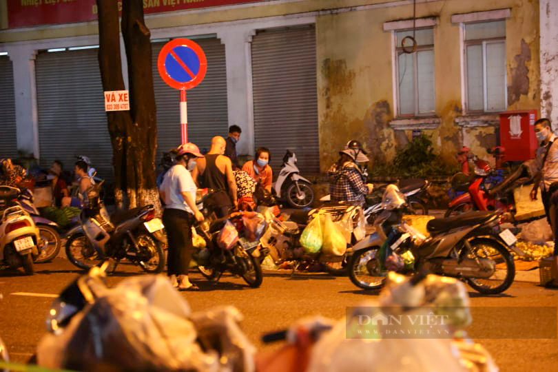 Các trung tâm thương mại, siêu thị, chợ dân sinh, cửa hàng tiện lợi được phép bày bán các mặt hàng thiết yếu, đảm bảo cung cấp đầy đủ nhu yếu phẩm hàng ngày cho nhân dân trên địa bàn... Ảnh: Dân Việt.