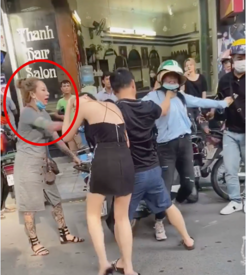 Hiện trường vụ đánh ghen. Ảnh: cắt từ clip