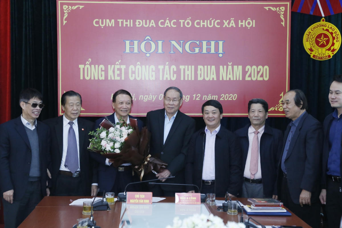 Chuyển giao đơn vị Cụm trưởng thi đua năm 2021 cho Hội Truyền thống Trường Sơn, đường Hồ Chí Minh.