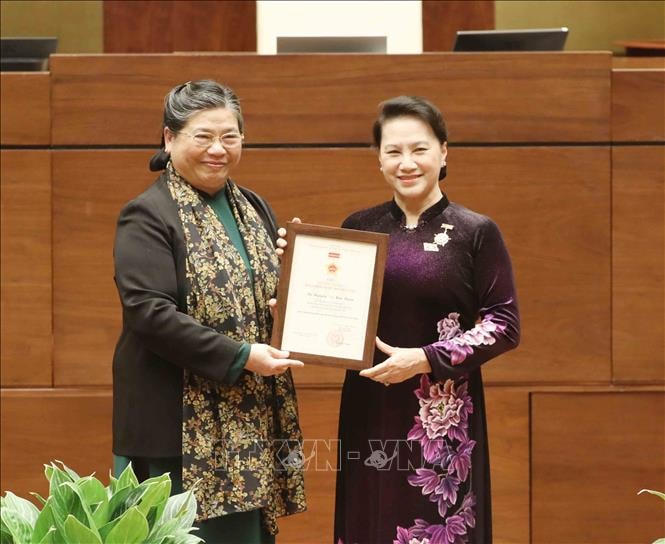 Phó Chủ tịch Thường trực Quốc hội Tòng Thị Phóng trao Kỷ niệm chương cho Chủ tịch Quốc hội Nguyễn Thị Kim Ngân.