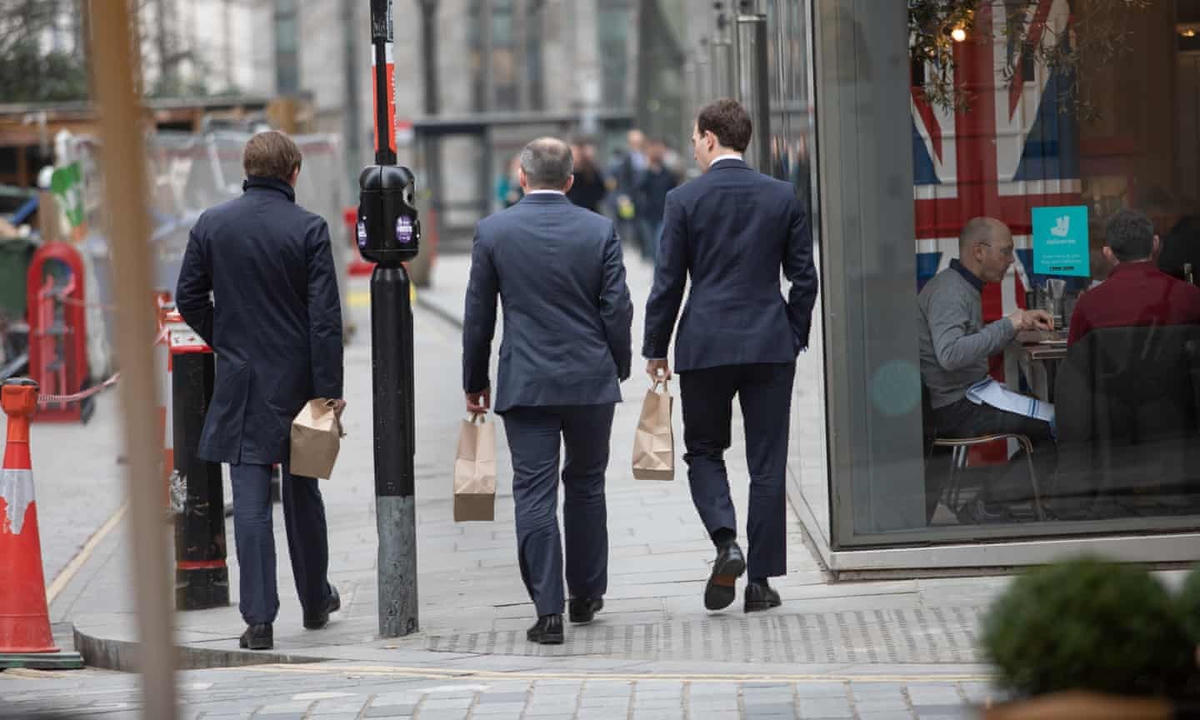 Giờ ăn trưa khi người dân quay lại văn phòng làm việc tại thủ đô London. Ảnh: The Guardian.