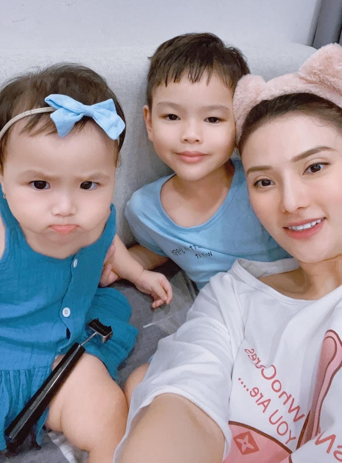 Giai đoạn này, vợ chồng Thu Thủy – Kin Nguyễn tuân thủ ở nhà phòng chống dịch. Họ bận rộn chăm sóc hai con, làm việc online nên không có áp lực hay buồn chán nào. Thu Thủy tiết lộ, con gái cô là “cây hài” của cả nhà.