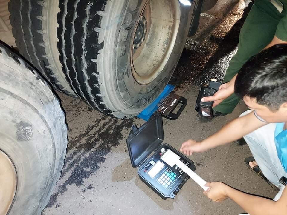 Lực lượng chức năng đang cân trọng tải xe