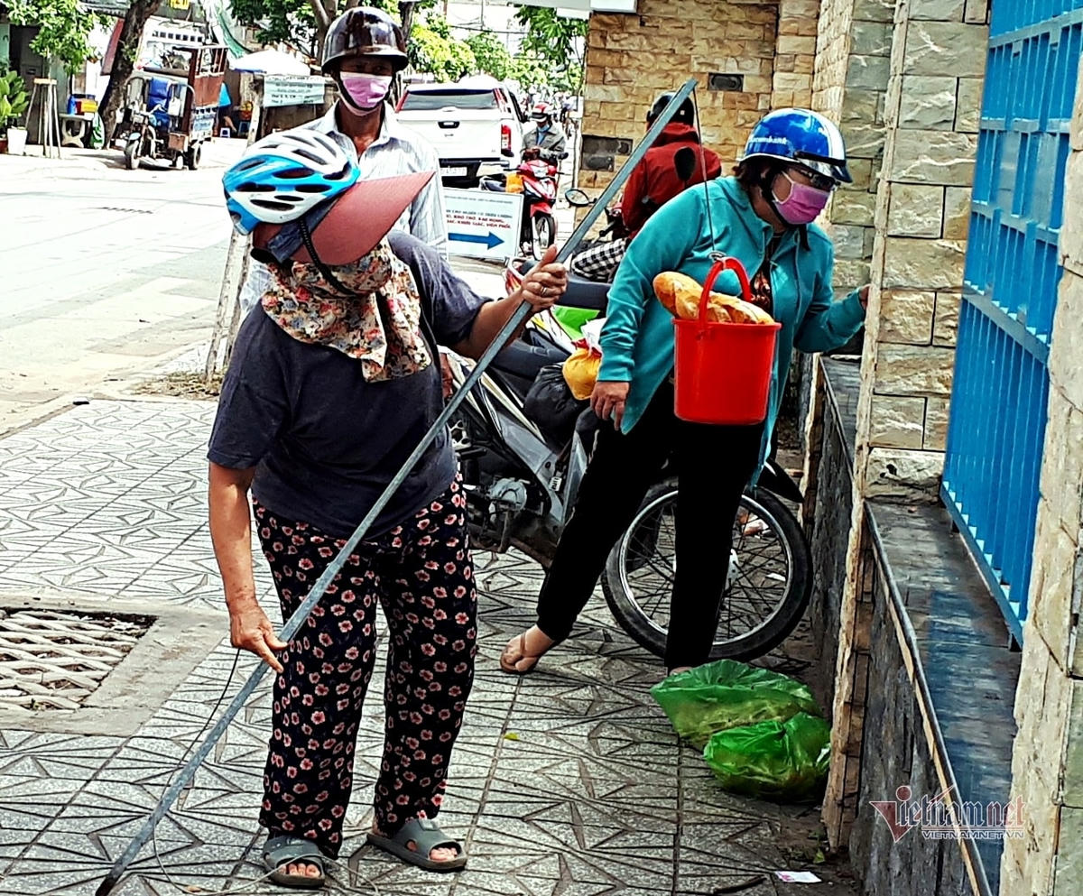 Cuối cùng, bà được hướng dẫn bỏ các phần thức ăn vào một cái xô có dây kéo tự chế để đưa qua tường rào bệnh viện.  