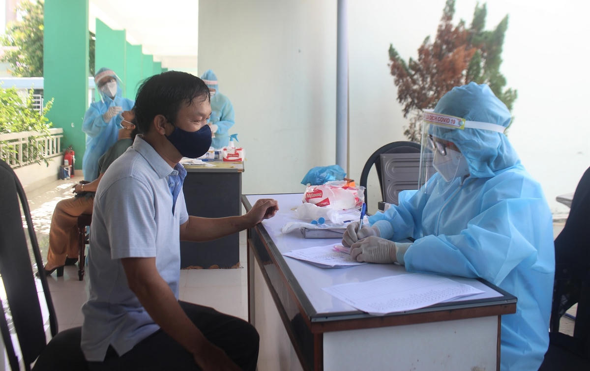 Thực hiện khai báo y tế trước khi lấy mẫu xét nghiệm Covid-19.