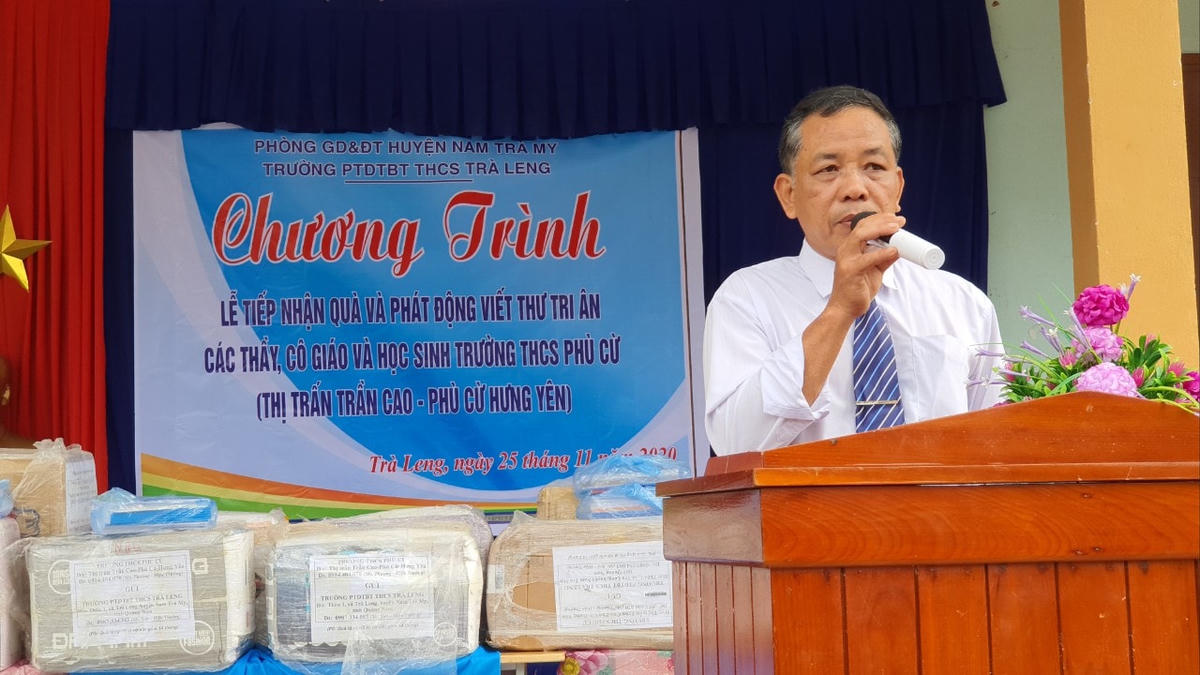 Thầy Nguyễn Đức Sơn, Hiệu trưởng Trường THCS bán trú Trà Leng phát biểu tại buổi lễ.